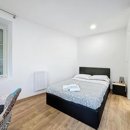 Proche Des Commerces Nationale 2 רויה